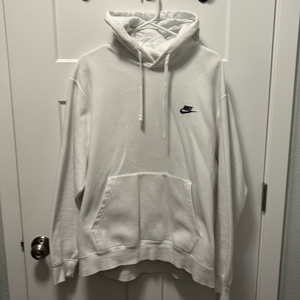 Barely worn white Nike hoodie. Size XL. Awesome quality. Soft and durable.